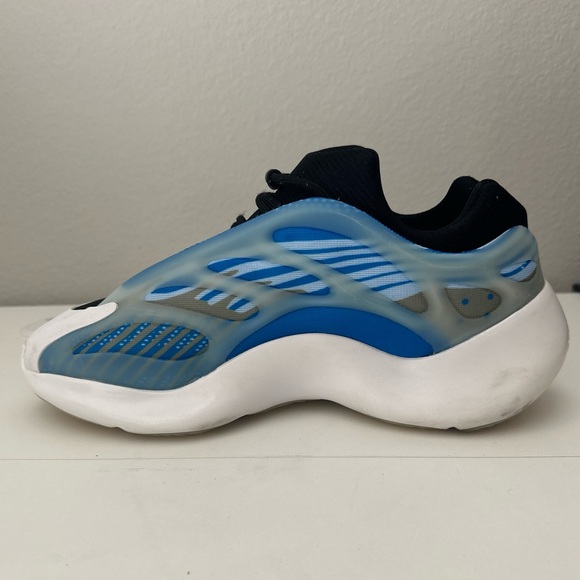Size 9.5 - adidas Yeezy 700 V3 Arzareth - Picture 2 of 9
